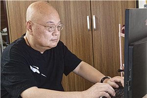 中短篇小说奖:《上岭恋人》
作者:凡一平(壮族)
获奖感言上岭,是我近些年文学创作的地理标识,也是现实生活的真实存在。从桂北都安瑶族自治县县城往东十三公里,再沿红水河顺流而下四十公里,在二级公路的对岸,有被青山和竹林环抱的村庄,就是上岭。它是我生命中最亲切的土地,或摇篮。上岭有着不多的人口,却生生长流,他们渺小但却坚韧,又像鱼群一样抱团、欢乐。已经死去和还活着的,都是我的父老乡亲。