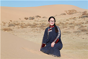 中短篇小说奖:《驮着魂灵的马》
作者:娜仁高娃(蒙古族)
获奖感言面对大自然,面对在壮美大地上创造火热生活的人们,我的心里会滋生书写他们的故事、书写我的家乡——沙窝地的热情。我想这是我热爱文学的原因。我要由衷的感恩我的故乡,感恩故乡的人们和这个时代。