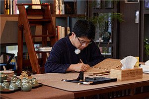 长篇小说奖:《大医》
作者:马伯庸(满族)
获奖感言在调研和创作过程中,随着我深入了解中国近代医学史,不断被当年的大医们所感动。其中有太多可歌可泣的人物、惊心动魄的故事以及救国救民的仁爱精神,放到今日,仍不过时。当年他们在乱世之中的艰辛与坚持,实在应该让现在的公众了解。而让他们了解的最好方式,就是通过文艺作品来表现,只有写出这种精神的继承性与时代性,历史小说的质感才能凸显出来。