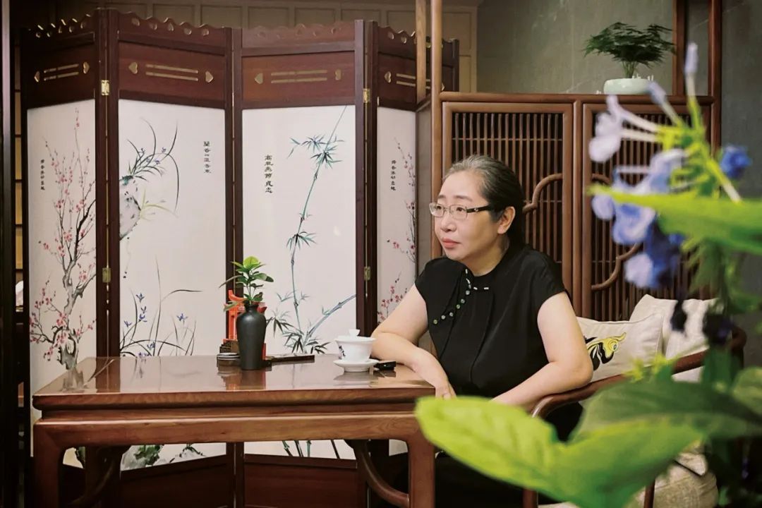 张勇 国家一级编剧、作家,四川省作协副主席。曾获第二届文荣奖作家编剧奖(《伪装者》)。创作长篇小说《一触即发》《伪装者》《贵婉日记》,红色谍战川剧《黎明十二桥》以及电视剧《一触即发》《伪装者》《天衣无缝》等。