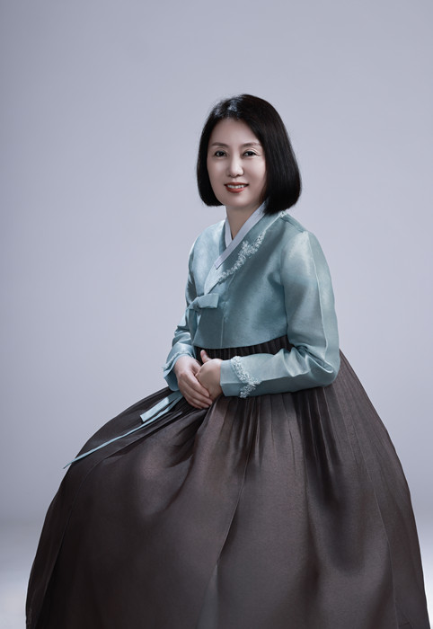 郑风淑,朝鲜族,1969年生。吉林省延边朝鲜族自治州人大常委会副秘书长。出版报告文学《金达莱映红山岗》,翻译出版长篇小说《南大川》、配图诗歌集《中国朝鲜族民俗图》等。曾获《民族文学》奖翻译奖。