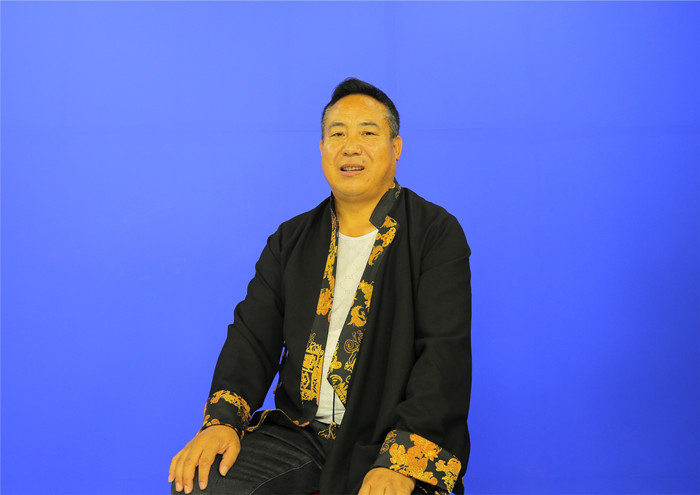 赵有年,藏族,1973年生。青海省海南州文联创研室主任。著有长篇小说《石头村里杏花开》,中短篇小说集《温暖的羊皮袄》《炊烟笼罩的牧场》,译作长篇小说《悲鸣的神山》、中短篇小说集《南色小说集》、藏族长篇史诗《格萨尔王》之《天竺佛法宗》等。