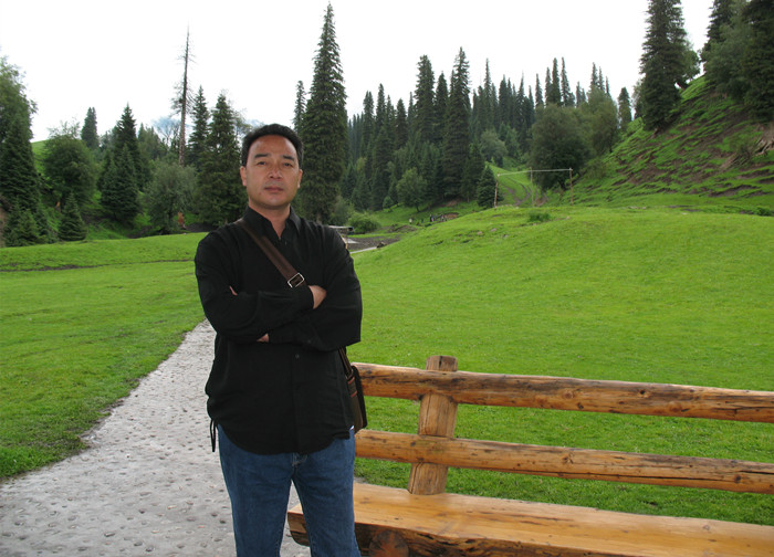 艾布，东乡族，1966年生，新疆察布查尔县人。新疆作家协会创联部主任、副秘书长。出版诗集《那是一个月夜》《马兰花》等，翻译出版长篇小说《额古纳河右岸》《木垒河》《驻村笔记》等。