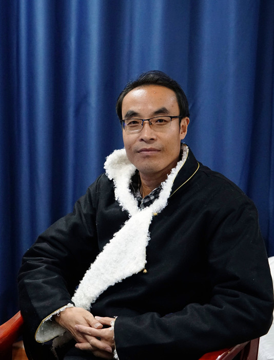 王小忠,藏族,1980年生,甘肃甘南人。甘南州文联《格桑花》杂志副主编。著有散文集《黄河源笔记》《洮河源笔记》,小说集《五只羊》,儿童小说《天边的月亮湖》等。曾获甘肃黄河文学奖,《朔方》文学奖等。