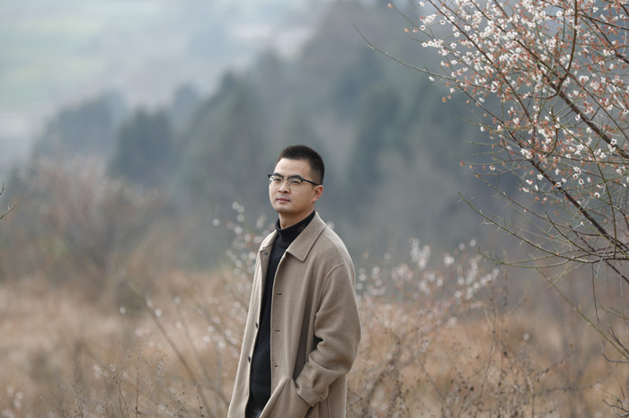 羌人六,本名刘勇,羌族,1987年生。《四川文学》杂志编辑。著有诗集《太阳神鸟》《羊图腾》,中短篇小说集《伊拉克的石头》长篇小说《尔玛史诗》等。