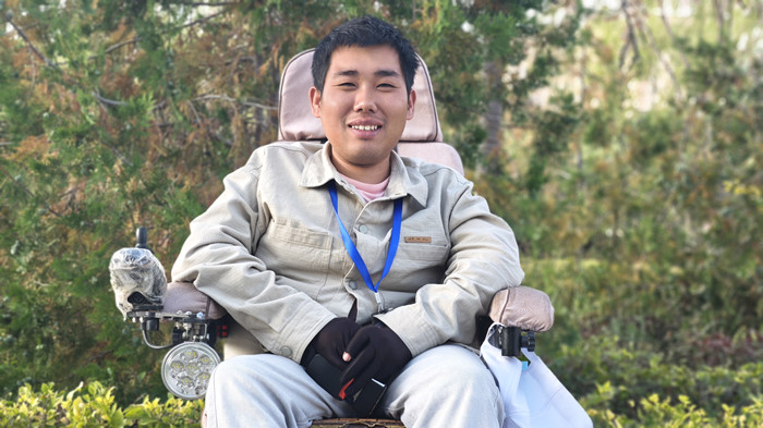 柳客行，本名马骏，回族，1995年生。固原市作家协会副秘书长。2023年入选固原市“最美文学人”。