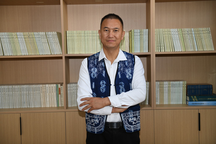 北雁,本名王灿鑫,白族,1982年生,云南洱源人。云南省大理州教育体育局高级教师。出版长篇小说《赶在太阳落山以前》等。曾获云南文学艺术奖。