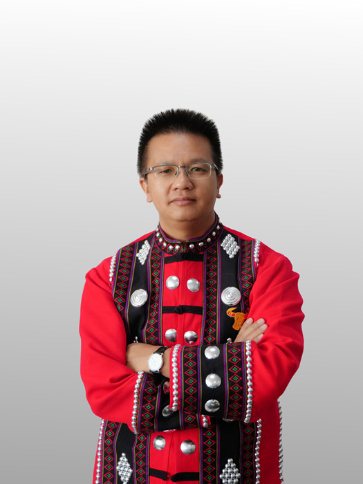 张伟锋,佤族,1986年生,云南临沧人。云南文学艺术馆宣教部副主任。出版诗集《风吹过原野》《迁徙之辞》等,曾获云南文学艺术奖、《北京文学》奖等。