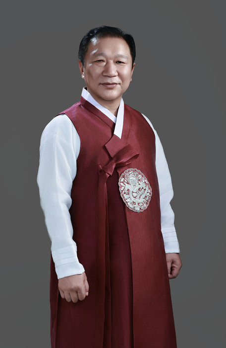 金荣健,朝鲜族,1963年生。曾任延边人民出版社《文化时代》编辑部主编。出版诗集《晨山问候》《至水微澜》《留在空位置的理由》等。曾获吉林省长白山文艺奖、吉林省电视丹顶鹤奖最优秀导演奖、全国少数民族广播电视节目最优秀导演奖等,被评为全国百佳电视艺术工作者。编剧及总策划的舞剧《阿里郎花》获中国少数民族舞蹈大赛金奖。