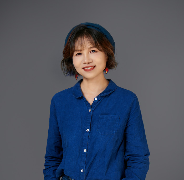 黄芳,壮族,1974年生,广西贵港人。出版诗集《风一直在吹》《仿佛疼痛》《听她说》等。