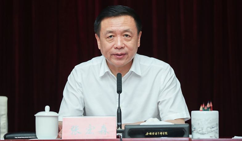 7月20日,评委会名誉主任张宏森在第一次全体会上讲话