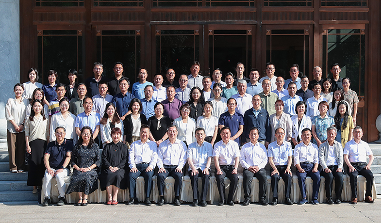 7月20日,第十三届全国少数民族文学创作骏马奖全体评委合影