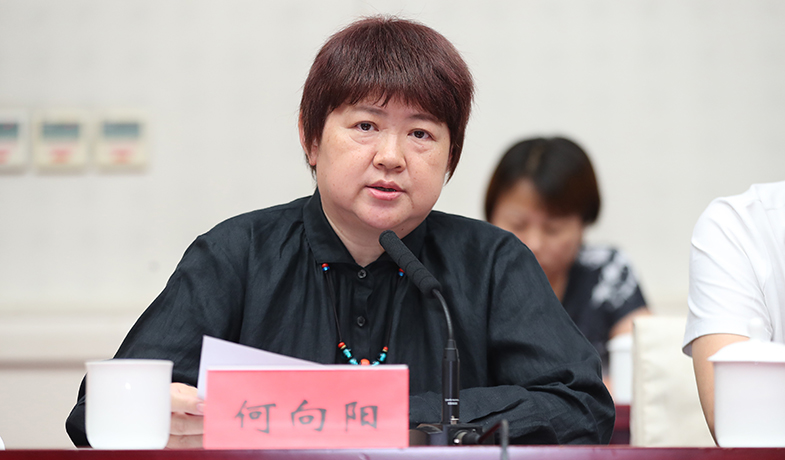 7月31日,评奖办公室主任何向阳报告初选名单公示情况