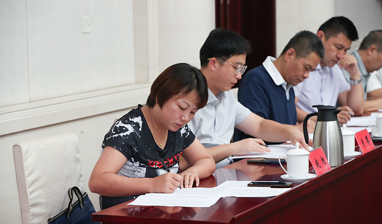 评委们填写选票