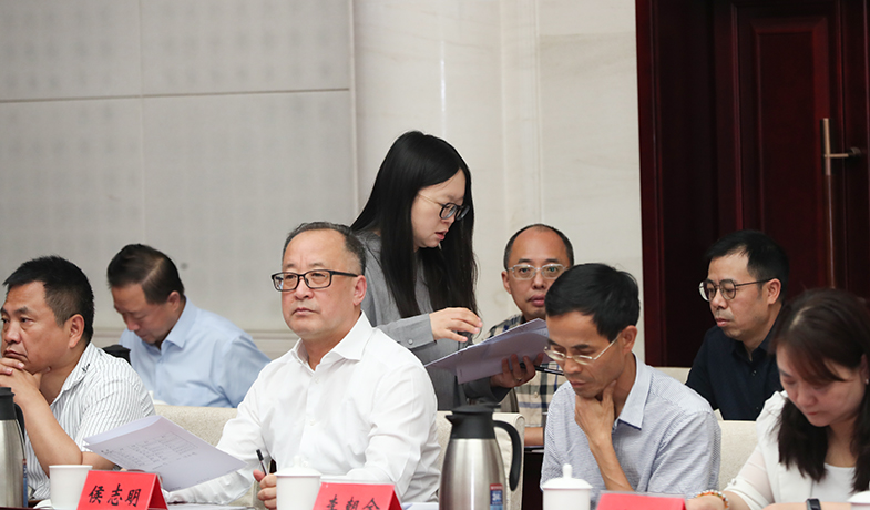 联络员收回并清点选票