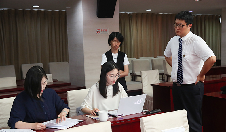 7月31日,工作人员在纪律监察组和公证员的监督下统计选票