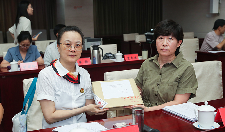 7月31日,公证处和纪律监察组人员展示封存好的终评选票情况