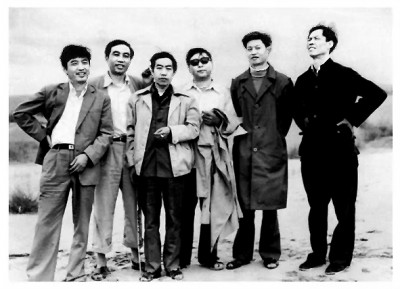 路遥（左四）与贾平凹（左三）、陈忠实（右一）等人合影，三人被称为陕西文学界的“三驾马车”。资料图片