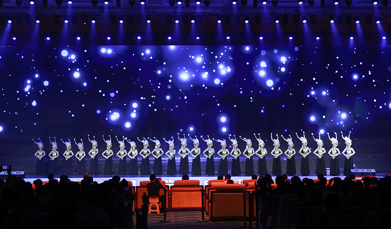 11月16日,在“2024中国文学盛典·骏马奖之夜”上的文艺表演:苗族舞蹈《银落舞》。