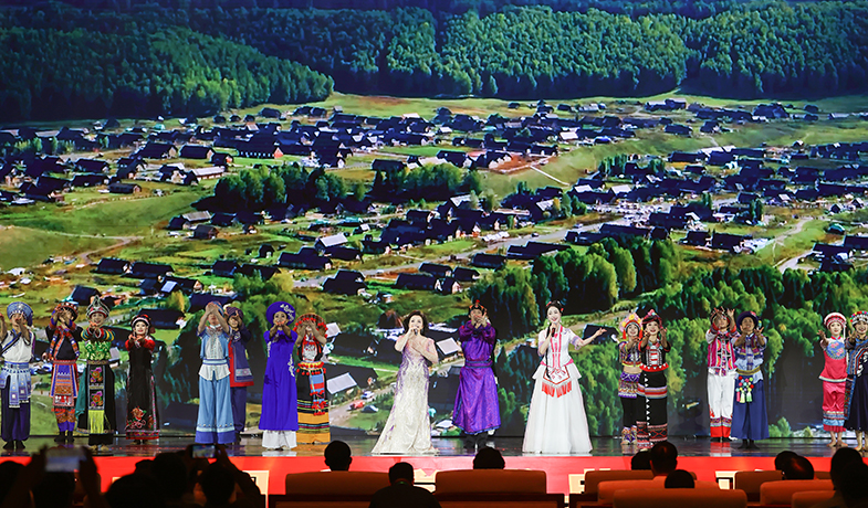 盛典在歌曲《爱我中华·多谢了》中徐徐落下帷幕