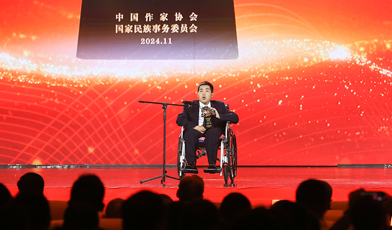 柳客行代表散文奖获奖者发表感言