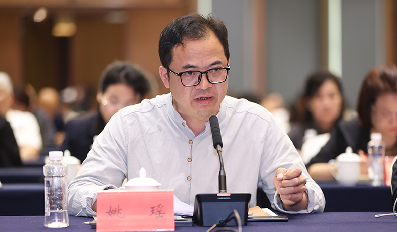 获奖作家代表姚瑶在座谈会上作交流发言