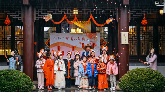 孩子们在黄道婆纪念公园参加立春活动