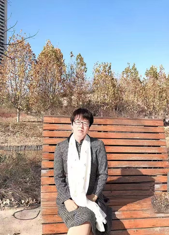 红精灵，原名杜书红。曾用名杜洁，舒鸿。有诗歌散见于《作品》《诗选刊》《滇池》《散文诗》《躬耕》《郑州日报》等。写作是一种修行，诗歌是灵魂的舞者。  