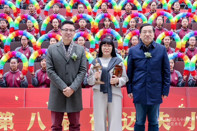 来颖杰、麦家为中篇小说首奖获奖作家杨方颁奖