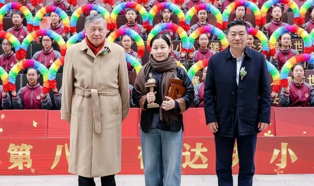 黄海峰、孙甘露为短篇小说首奖获奖作家金仁顺颁奖