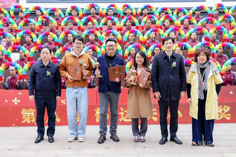 叶彤、袁敏、谢渐升为中篇小说奖获奖作家颁奖