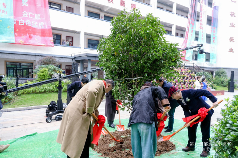 获奖作家与嘉宾种植纪念树