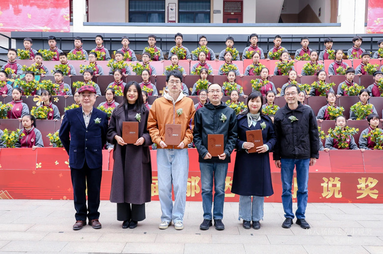 贺绍俊、黄德海为责编奖获奖者颁奖