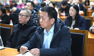 新会员认真聆听讲座