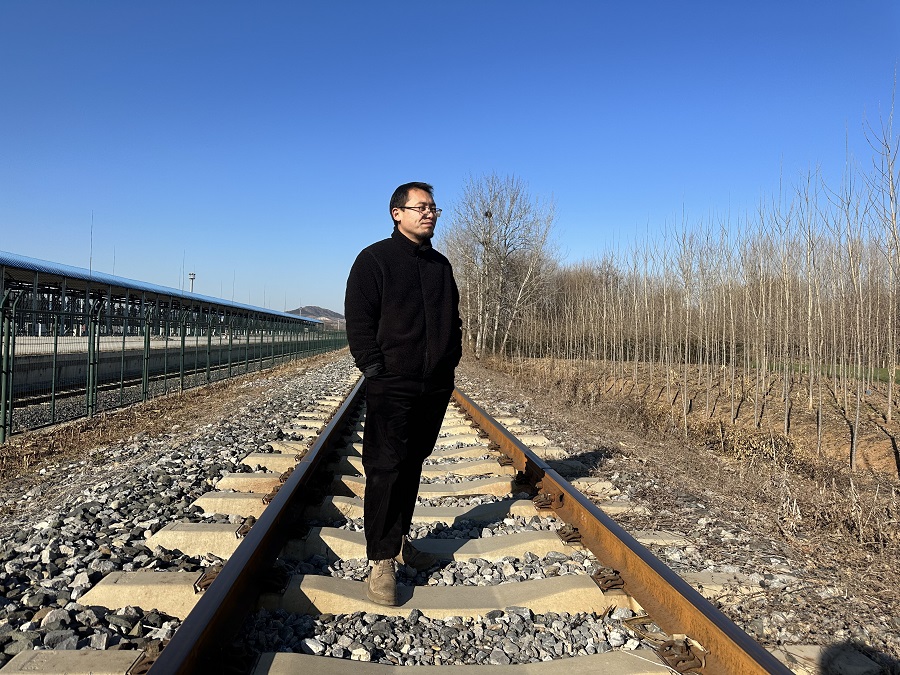 魏思孝，1986年生于山东淄博。现为山东理工大学兼职教授，中国作家协会会员，淄博市作家协会副主席。专业从事文学创作10余年。著有《余事勿取》《王能好》《土广寸木》等10余部。曾获第九届报喜鸟文学领域新锐艺术人物、山东文学新人奖、第四届泰山文艺奖、第五届茅盾新人奖提名奖、第七届宝珀理想国文学奖首奖，入选第三届“王蒙青年作家支持计划•年度特选作家”等。