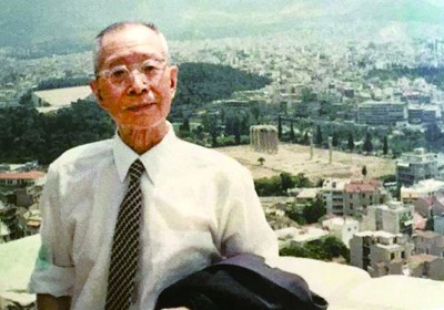 1986年，罗念生在雅典卫城上