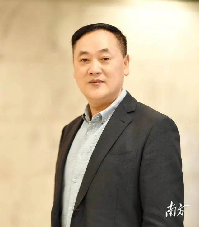 谢有顺，男，汉族，1972年7月生，福建长汀人。先后毕业于福建师大和复旦大学中文系，获文学博士学位。曾任广东省作家协会创作研究部副主任、一级作家，2006年起任中山大学中文系教授、博士生导师。  先后入选中宣部文化名家暨“四个一批”人才、国务院特殊津贴专家、教育部“长江学者”特聘教授等。兼任中国作家协会文学理论批评委员会副主任、中国小说学会副会长。  主要从事中国当代文学和文化研究。在《文学评论》等刊发表学术论文三百多篇，其中十几篇论文被《新华文摘》全文转载。著有《成为小说家》《散文中的心事》《文学的深意》等著作二十几部，主编《中国当代作家论》等丛书多套。主持多个国家社科基金项目。曾获冯牧文学奖、中国文联“啄木鸟杯”优秀论著奖、庄重文文学奖等多个奖项。