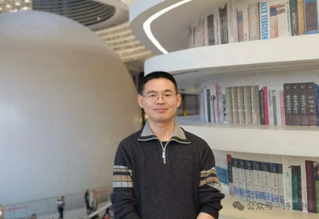 宋煜，本名宋立理，河北隆尧人，中国作家协会会员、河北省作家协会会员。曾出版长篇小说《穿越玫瑰》，诗歌散见于《诗刊》《星星》《扬子江诗刊》《诗选刊》等刊物，曾入选河北文学排行榜·诗歌榜。
