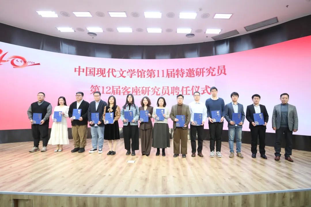 张宏森为特邀研究员颁发聘书