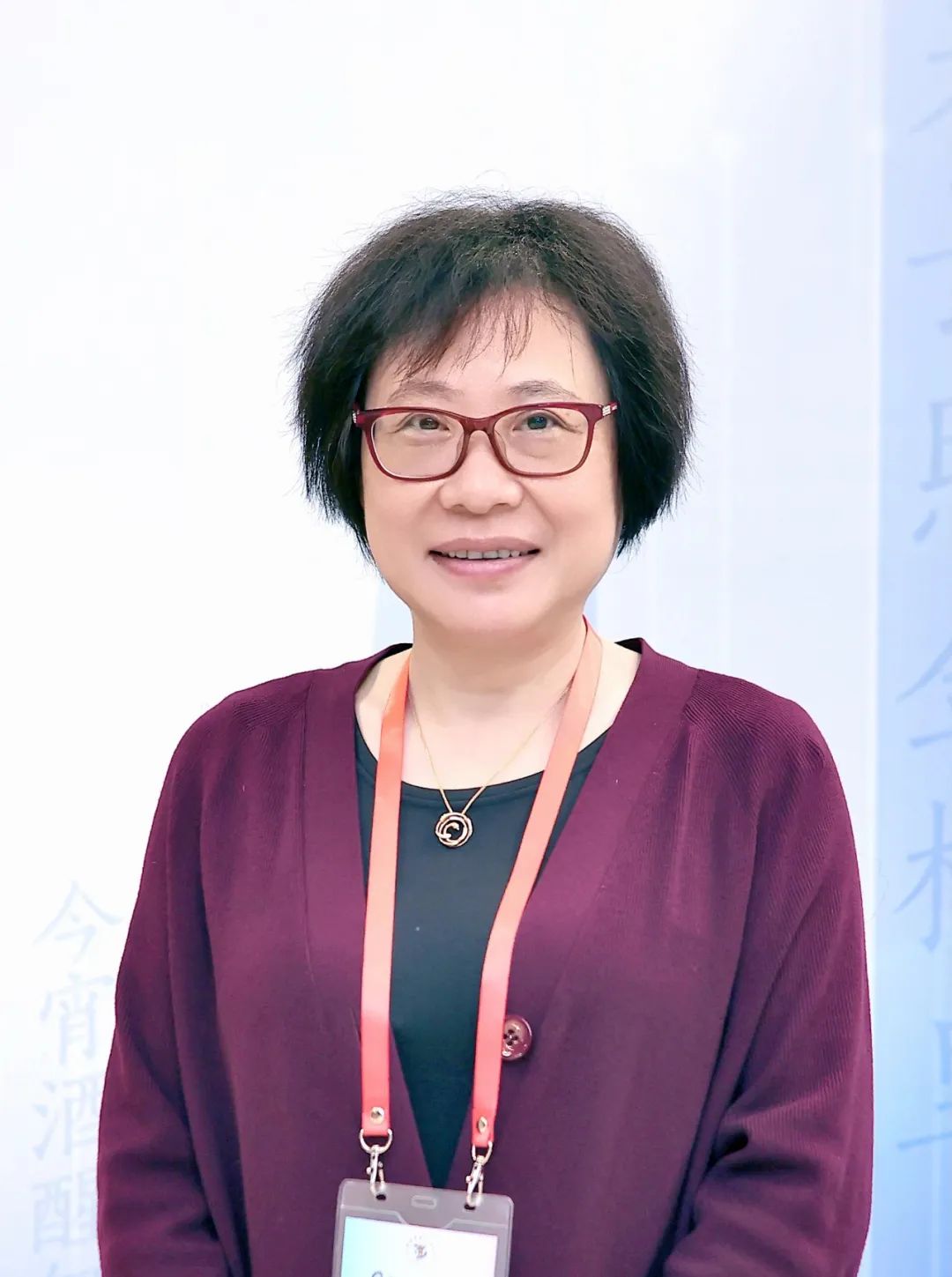 荣荣，本名褚佩荣，生于1964年，出版过多部诗集及散文随笔集，参加过《诗刊》社第十届青春诗会，曾获《诗刊》《诗歌月刊》《人民文学》《北京文学》等刊物年度诗歌奖、中国作家出版集团优秀作家贡献奖、首届徐志摩青年诗人奖、第二届中国女性文学奖、刘章诗歌奖、十月文学奖、全国第四届鲁迅文学奖等。