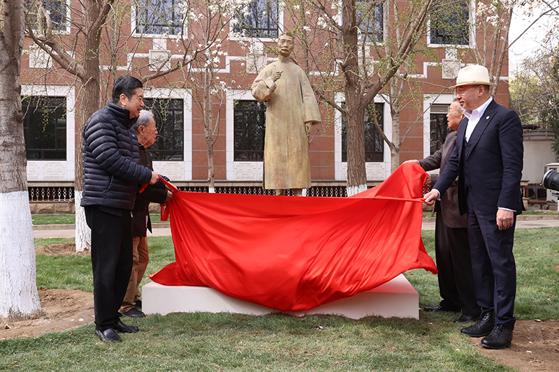 王蒙、陈建功、李象群、周令飞共同为鲁迅新塑像揭幕