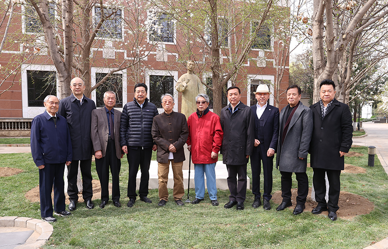 与会嘉宾同鲁迅新塑像合影留念