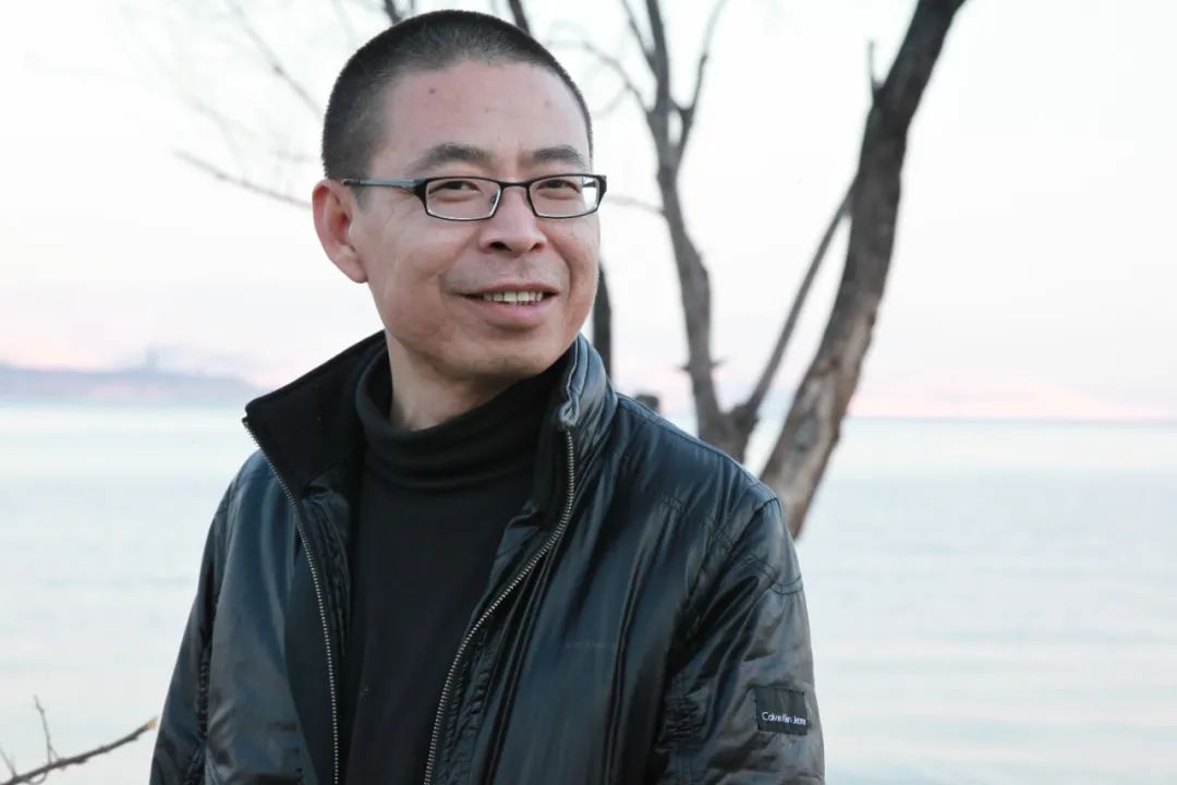 李亚伟，1963年出生于重庆市酉阳县。创作过《男人的诗》《醉酒的诗》《空虚的诗》《航海志》《野马与尘埃》《河西走廊抒情》等长诗和组诗，出版有诗集《豪猪的诗篇》《红色岁月》《酒中的窗户》《我在双鱼座上给你写信》以及文论集《诗歌与先锋》、文化随笔《人间宋词》等；获第四届华语文学传媒2005年度诗人奖、第一届鲁迅文化奖年度诗歌奖、首届屈原诗歌金奖等。