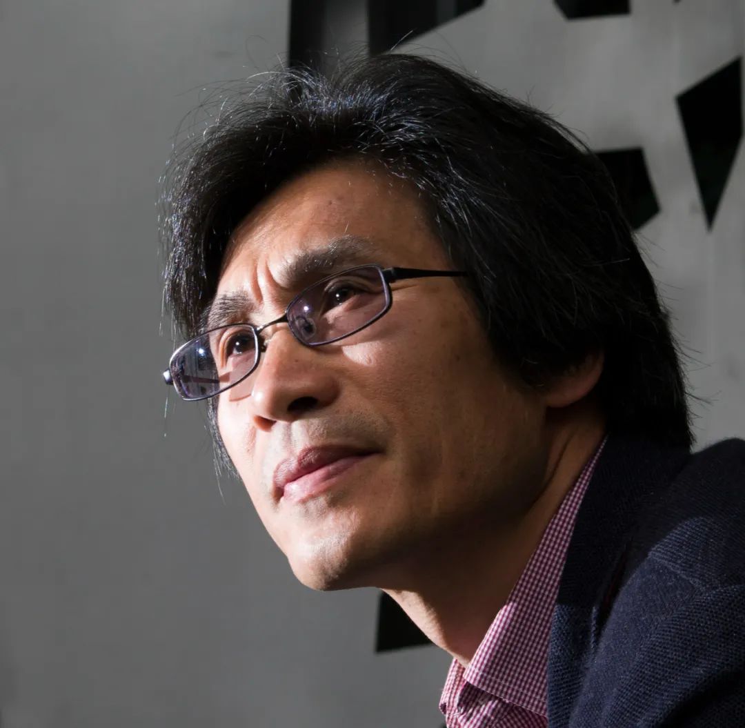 树才，原名陈树才。诗人、翻译家。浙江宁波人。现供职于中国社会科学院外国文学研究所。已出版诗集、译诗集二十余部。曾获“徐志摩诗歌奖”、“李叔同国际诗歌奖”等。2008年获法国政府颁发的“教育骑士”勋章，2023年又获“艺术和文学骑士”勋章。