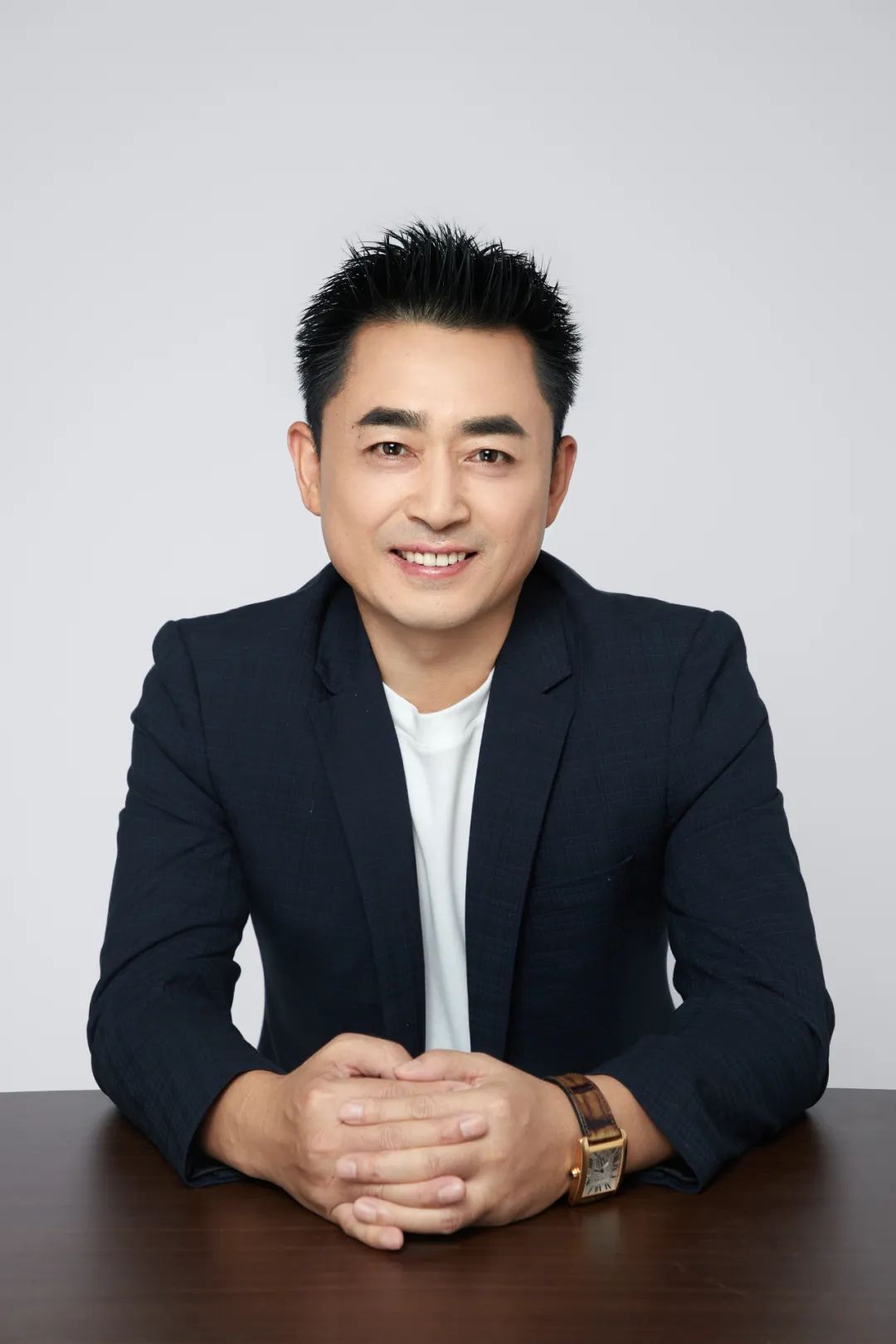 王峰，中国作家协会会员，中国诗歌学会会员。现为波音客机资深机长。曾获第六届泰山文艺奖，第二届艾青诗歌奖。诗作发表于《人民文学》《诗刊》《十月》《作品》《诗歌月刊》《星星》《草堂》《钟山》。出版诗集《三万英尺》《睡在溪边的鱼》《天际线》《下垂的时间》。