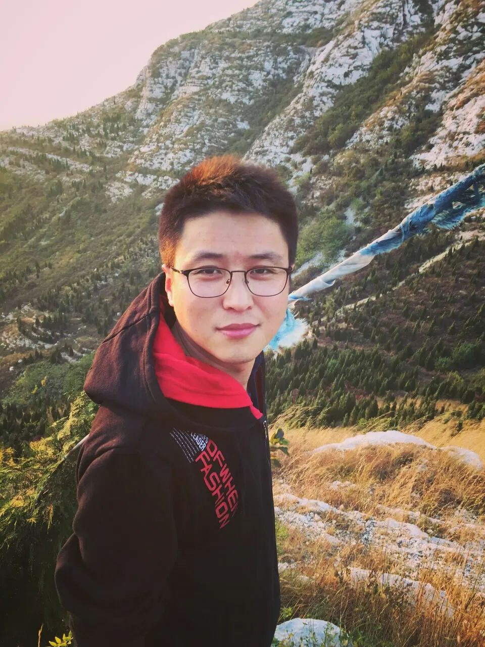 王二冬，男，1990年生于山东无棣，现居北京，快递行业从业者。中国作家协会会员、新工业诗歌代表诗人、山东省作协签约作家。参加《诗刊》社第36届青春诗会、首届国际青春诗会，著有诗集《东河西营》《快递中国》等三部。