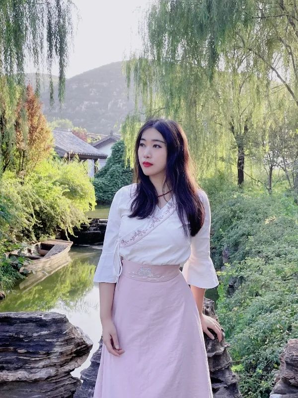 杨碧薇，中央民族大学文学博士，北京大学艺术学博士后。中国作家协会会员，中国文艺评论家协会会员。学术研究涉及文学、摇滚、民谣、电影、摄影、装置等。出版《下南洋》《去火星旅行》等诗集、散文集、学术批评集等多部。主讲个人网课《由浅入深读懂汉语新诗》入驻腾讯视频。