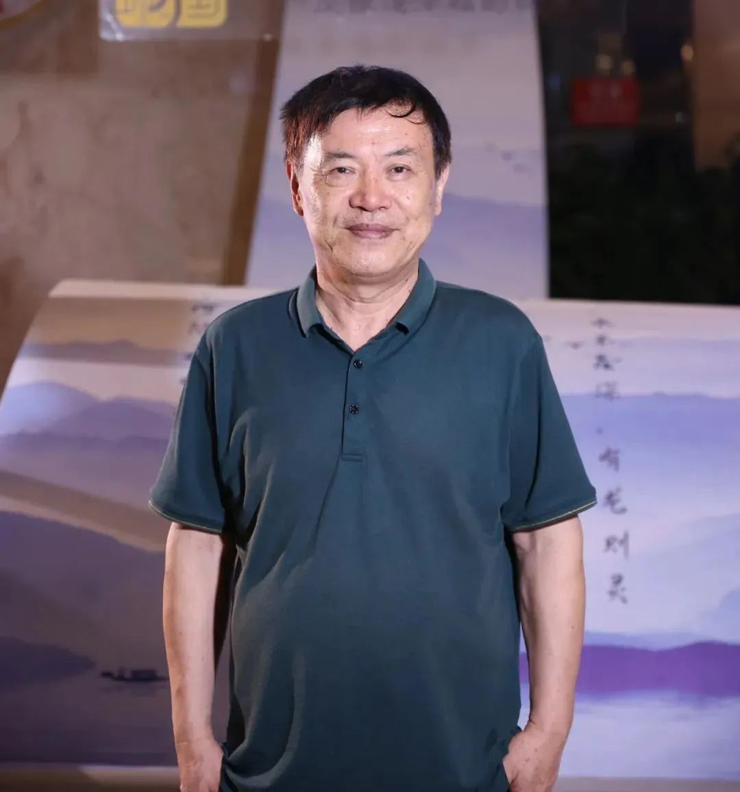 陆健，中国传媒大学教授，中国诗歌学会常务理事。20世纪80年代初开始发表作品，先后创作发表诗歌、散文、评论等作品近千件，出版《窗户嘹亮的声音》《名城之门》等诗集与文艺评论集近30部，逐步形成了“纪实性诗歌”的写作风格。