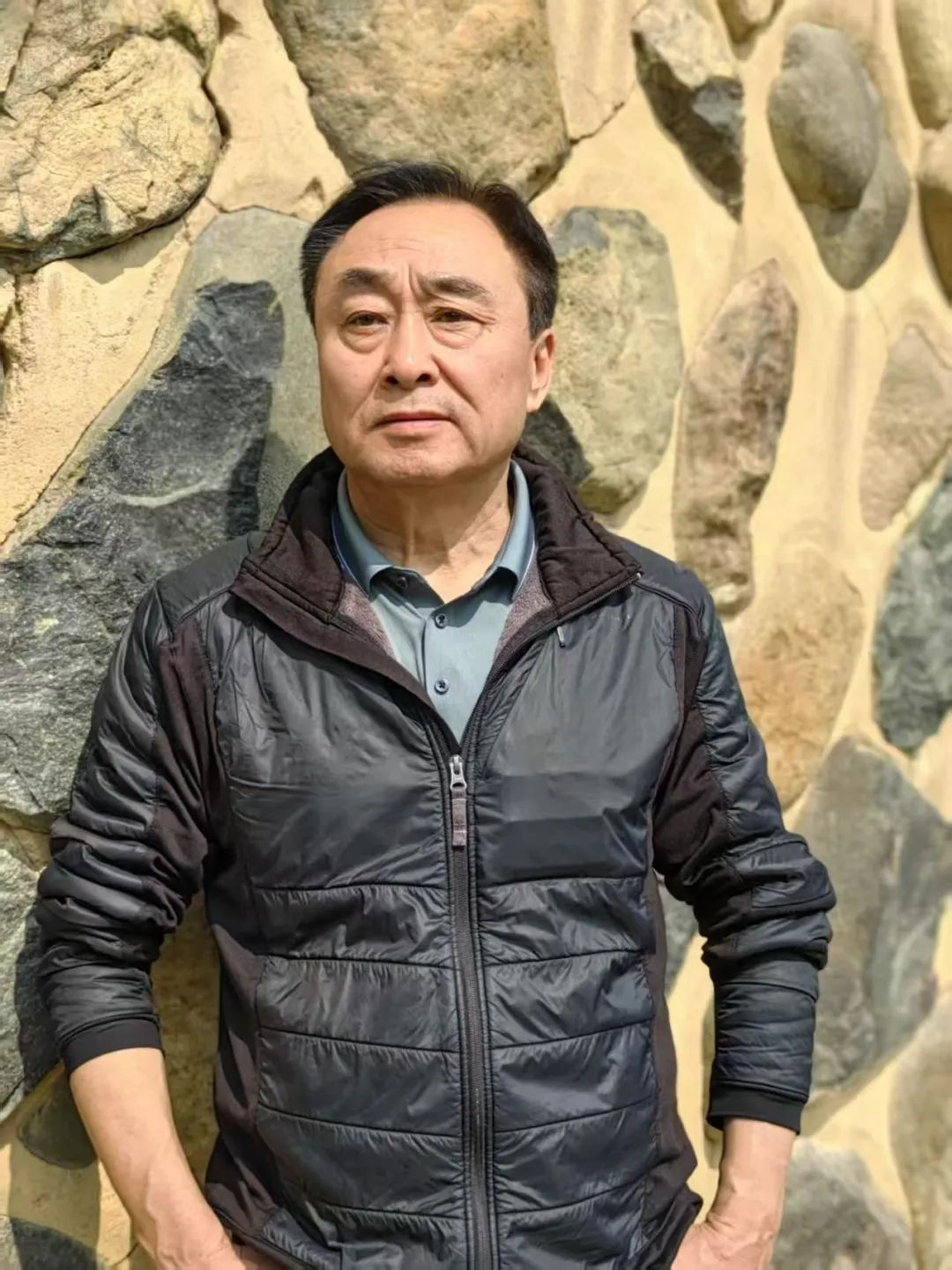 王学芯，出生在北京，长在无锡。中国作家协会会员，中国诗歌学会理事。参加第十届青春诗会。获郭沫若诗歌奖、十月文学奖、锺山文学奖、《作家》第三届诗歌奖、《星星》诗歌奖、紫金山文学奖、中国第五届长诗奖，部分诗歌译介国外。出版《双唇》《这里那里》《天上的草原》《飞尘》《迁变》《老人院》《光域里》等15部诗集。