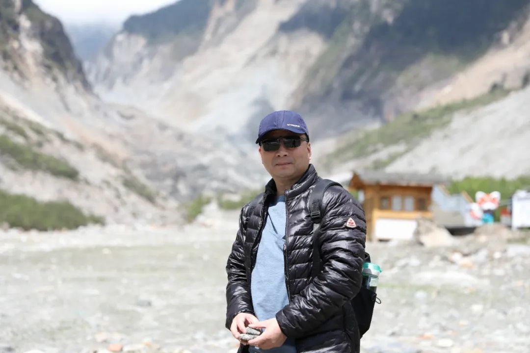 俞敏，笔名肃其羽，浙江杭州人。现为浙江省杭州市市场监管局二级巡视员。八十年代中期开始写诗。现为浙江省作协会员、中国诗歌学会会员。有作品刊发在《诗刊》《星星》《诗选刊》《诗歌月刋》《绿风》《诗林》《诗潮》等。出版个人诗集《隐匿的星辰》《越过山顶的太阳》《路过不确定的时间》三部。曾获第八届李白杯全国诗歌大赛三等奖等奖项。